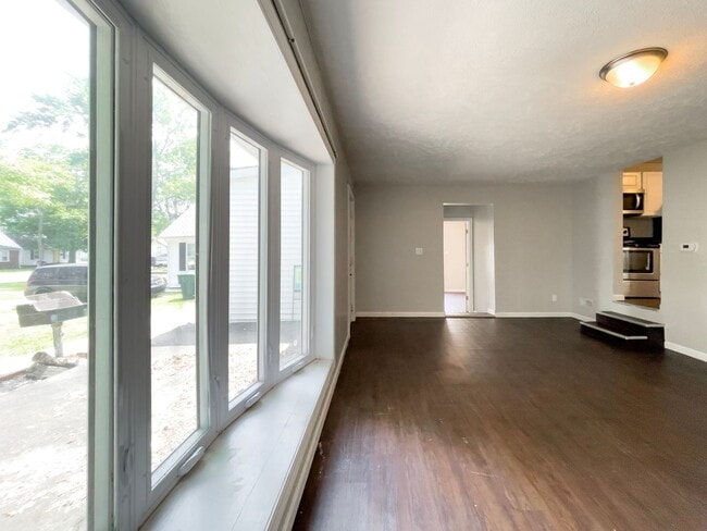 Photo - PRELEASING for AUGUST! Close to Campus: In-Unit Washer and Dryer