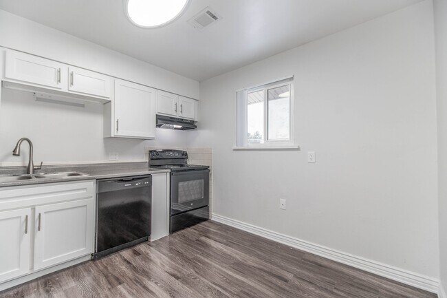 Photo - 5965 Yukon St