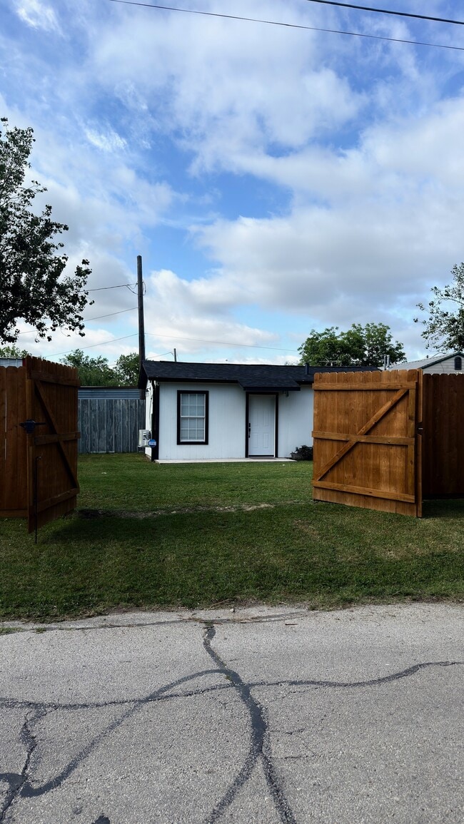 Photo - 3224 N Hampton St Unidad Casita