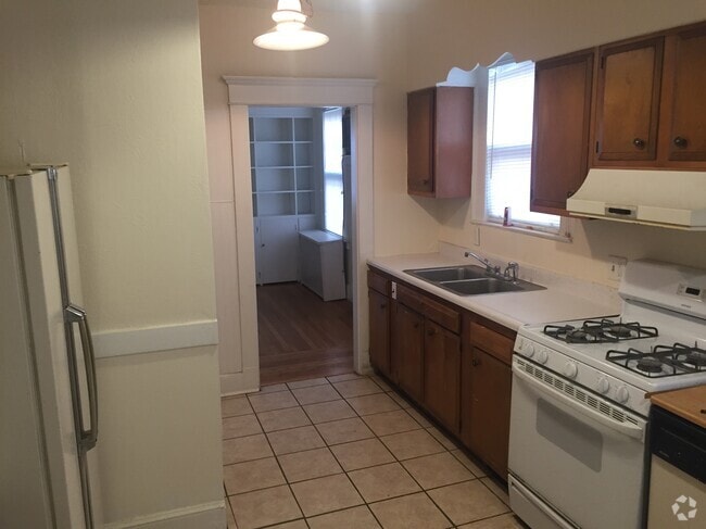 Building Photo - 162 Elm St Unit 2 Rental