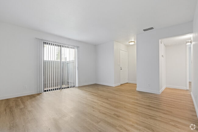 1BR, 1BA - 685SF - Living Room