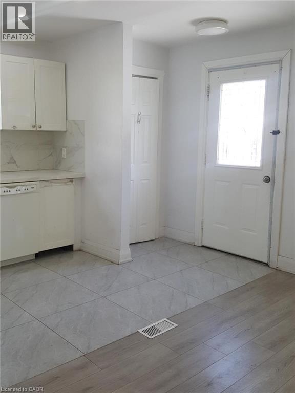 Photo - 850 Garth St