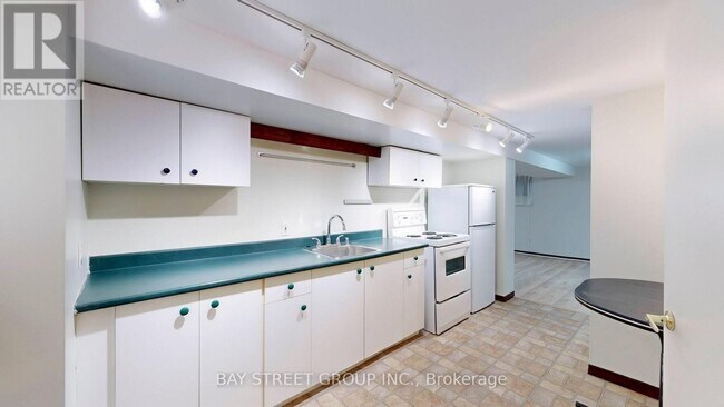 Photo - 390 Roehampton Ave
