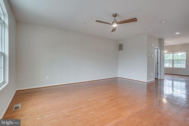 Photo - 2895 Sedgemore Pl