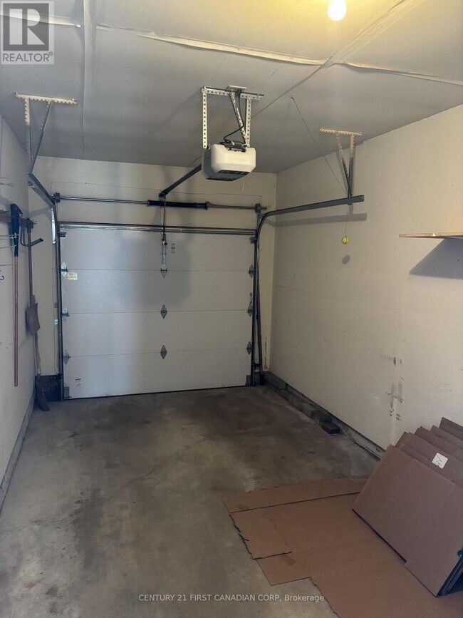 Photo - 90 Ontario St S