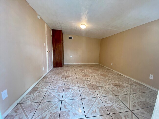 Photo - 611 Bolster St