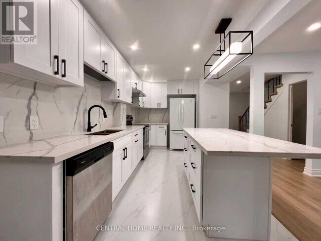 Photo - 121 L'Amoreaux Dr