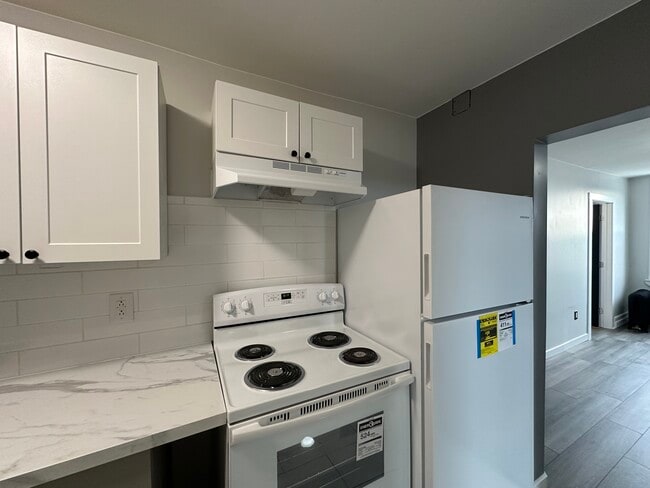 Photo - 4 Front St E