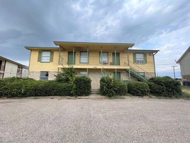 Building Photo - 1106 Eastside Dr Unit C