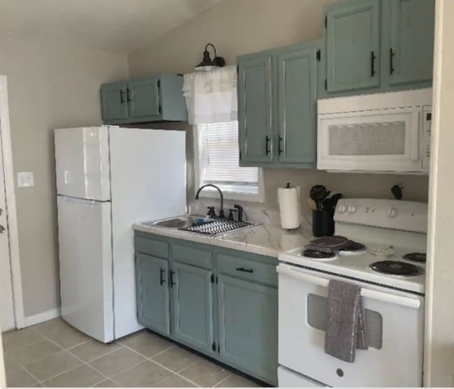 Photo - 916 Kyle Ave NE