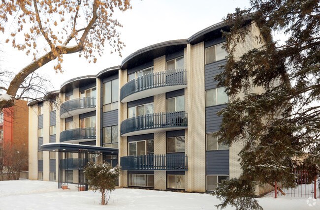 Building Photo - Michelle Manor