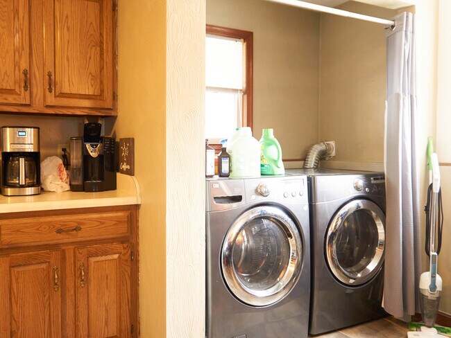 Side by side washer/dryer on same level as kitchen and common room for ease of access. - 121 Edith St