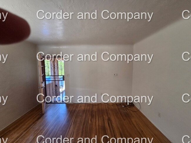 Building Photo - Cute 2 Bedroom 1 Bathroom Duplex Located i... Rental