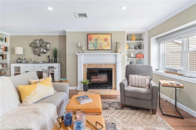 Photo - 43 Lawton Brook Ln