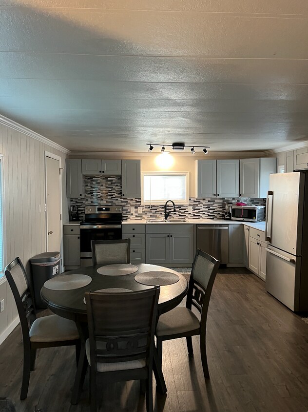 Photo - 9050 Golovin Street