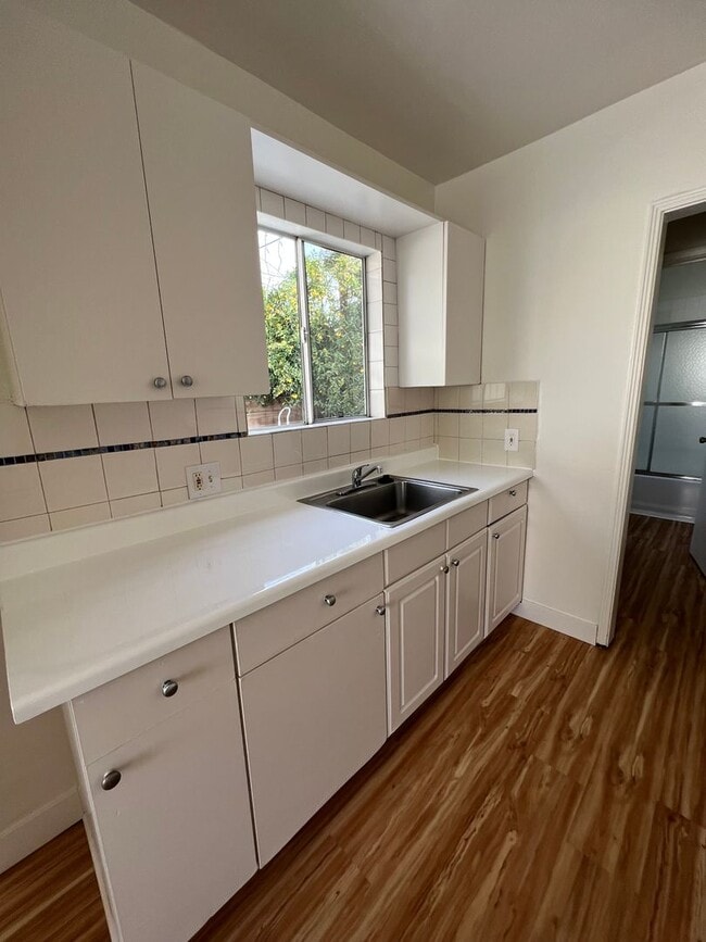 Building Photo - Gilmore Apts Unit 14322 1/2