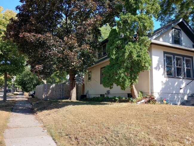 Building Photo - 1801 19th Ave NE Rental