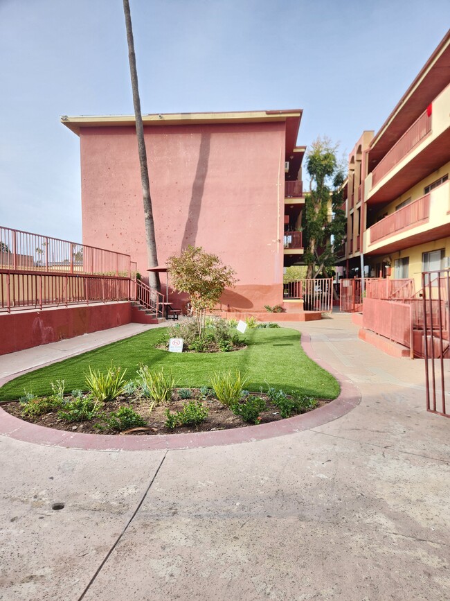 Courtyard - 6833 Sepulveda Blvd Apartments