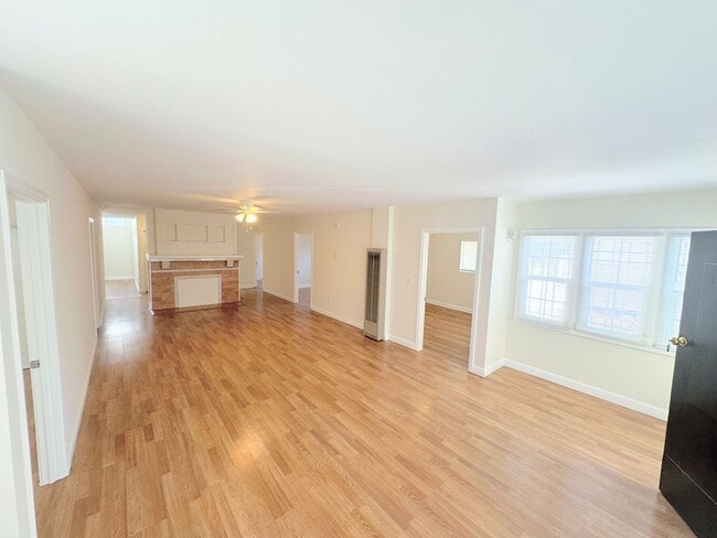 Building Photo - 5 bedrooms, 1.5 baths with parking off Sun... Unit 1528 Rental