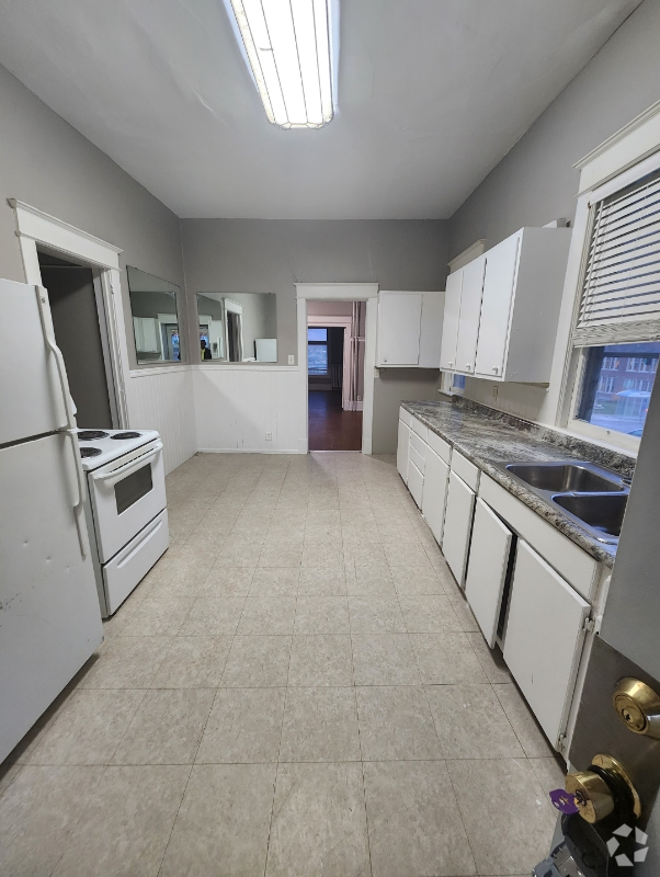 Building Photo - 1056 3rd St E Rental