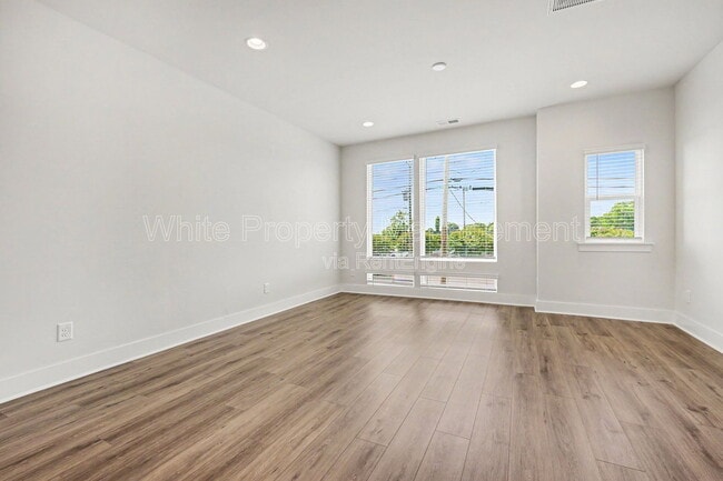 Photo - 2146 N Graham St