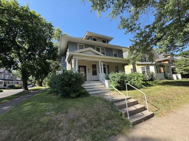Building Photo - 1600 W Callender Ave