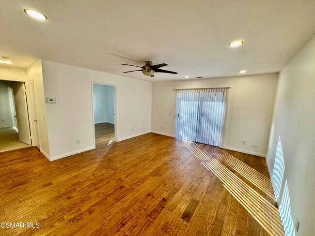 Photo - 15266 Campus Park Dr Unidad Moorpark Condo