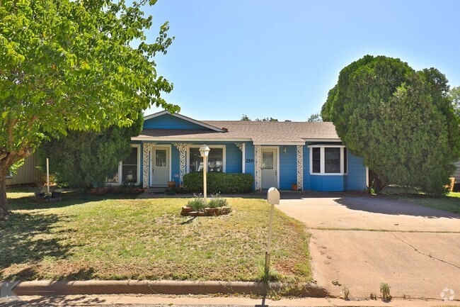 Building Photo - 3 bed/1.5 bath, 2 living home