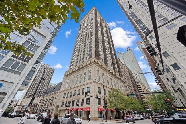 Building Photo - 10 E Delaware Pl Unit 27E