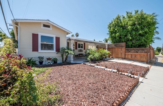 Building Photo - This 1bed/1bath bungalow comes with a BONU... Rental