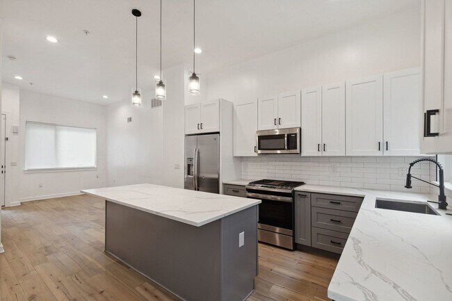 Photo - 2219 Hope St