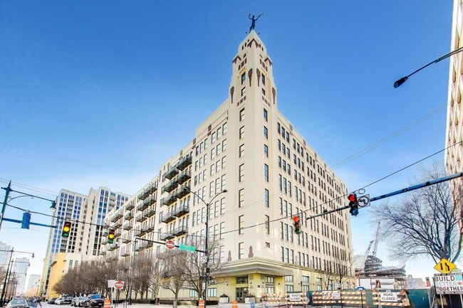 Building Photo - 758 N Larrabee St Unit 428