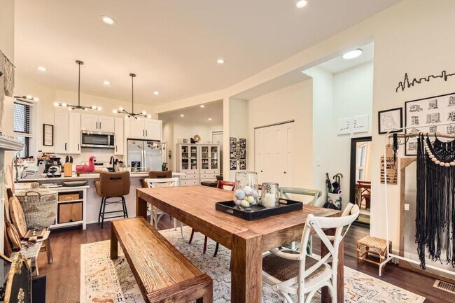 Photo - 5 bedroom in Chicago IL 60613 Unidad 1