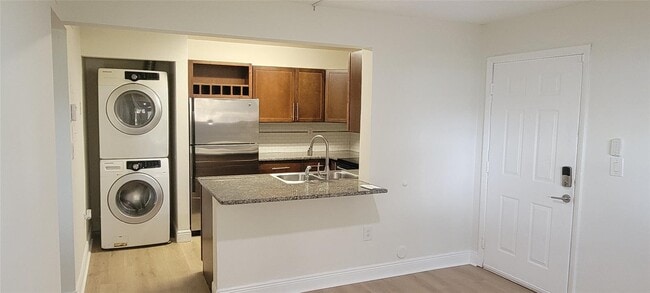 Building Photo - 350 Palm Cir W Unit 104