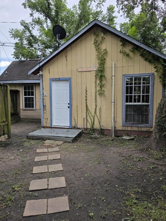 Building Photo - 6109 Saxon Dr Unit c Rental