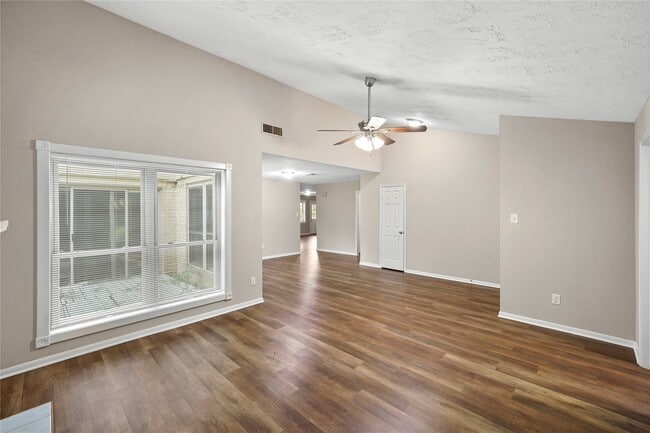 Photo - 1606 Stone Lake Dr