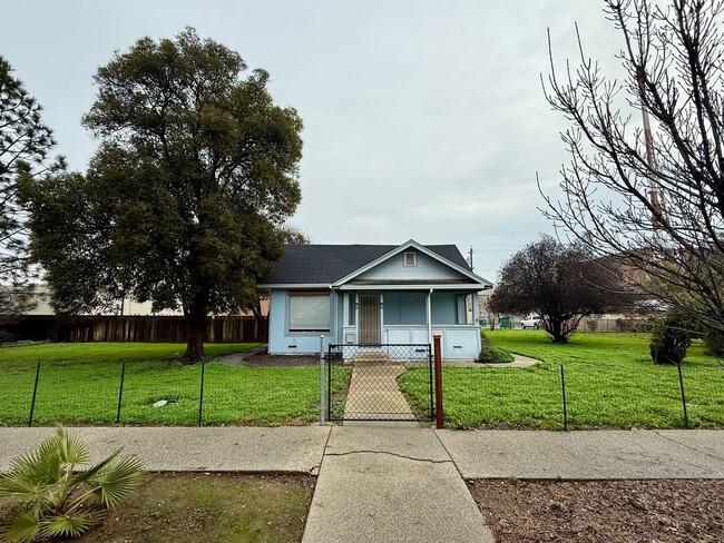 Building Photo - 2 Bedroom 1 Bath House For Rent!