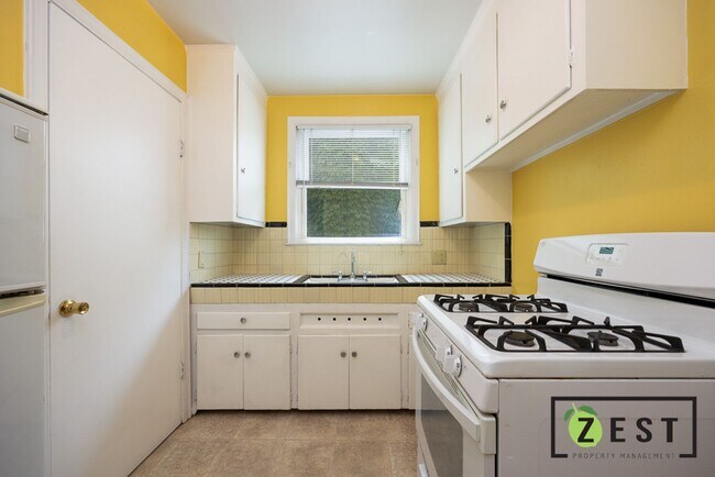 Photo - OPEN HOUSE WEDNESDAY DECEMBER 3RD 3-3:30PM Amazing 3 Bedroom 1 Bathroom - $1,375.00