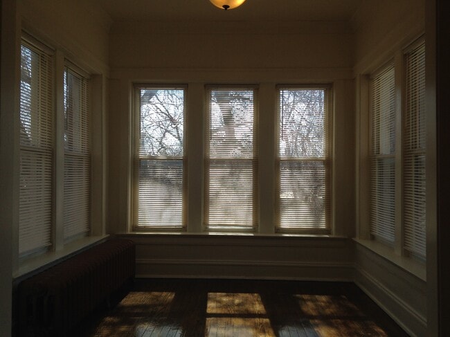 Sun Parlor (2) - 1338 W Winona St Unit 3