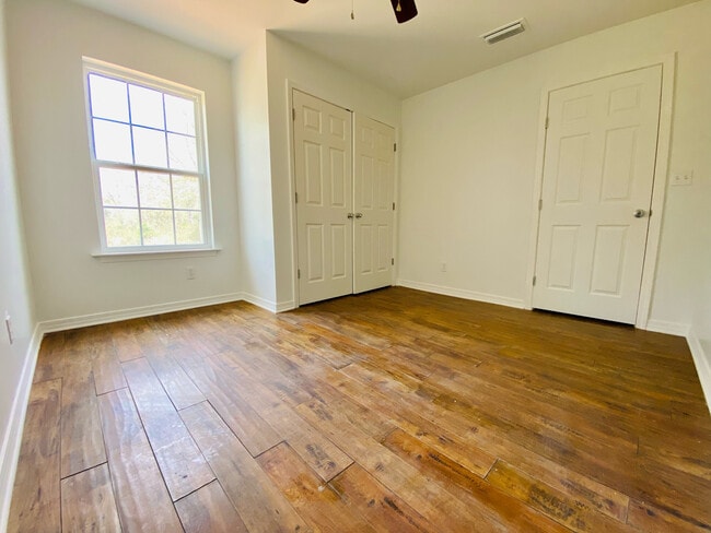 Photo - 7527 Douglas St