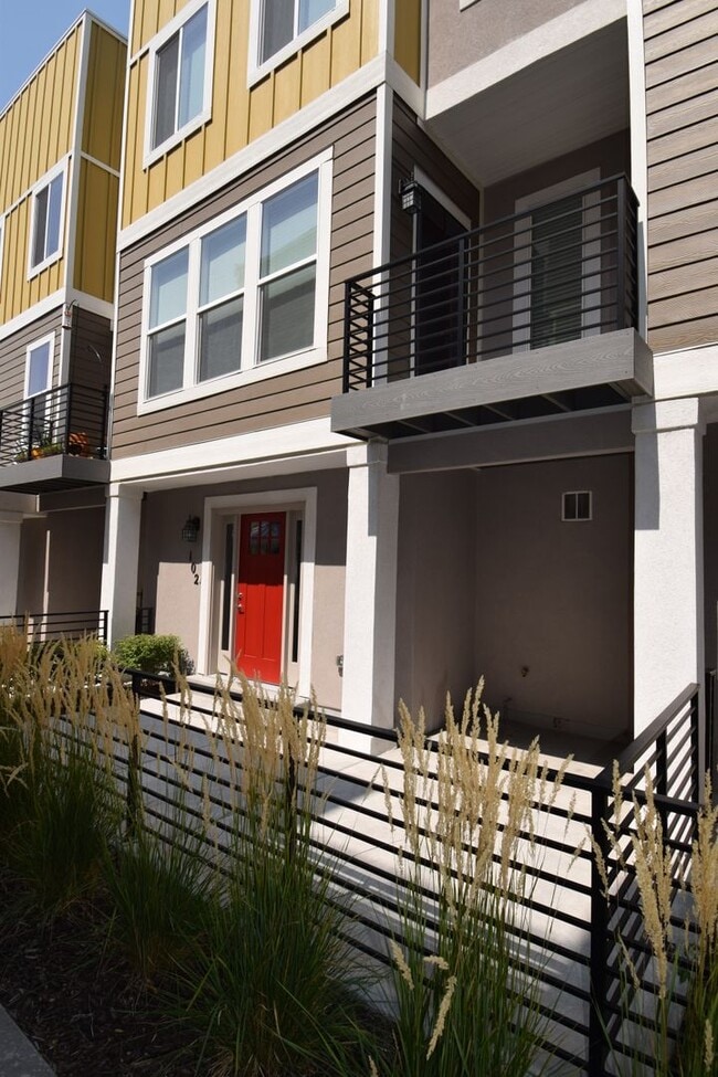 Building Photo - Charming 3 Bed 2.5 Bath Townhome in Murray!!!