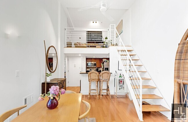 Building Photo - METROPOLITAN AVENUE Unit 2B Rental