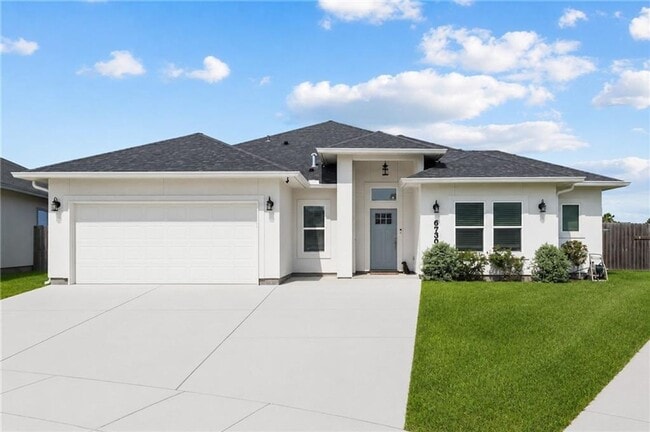 Building Photo - Spacious 4 or 5 Bedroom Home for Rent | Desirable Southside Location