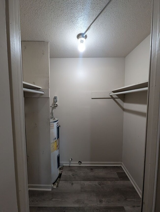 Building Photo - Upstairs 2 Bedroom Apartment Unit 2912 Lawnridge Ct Apt A