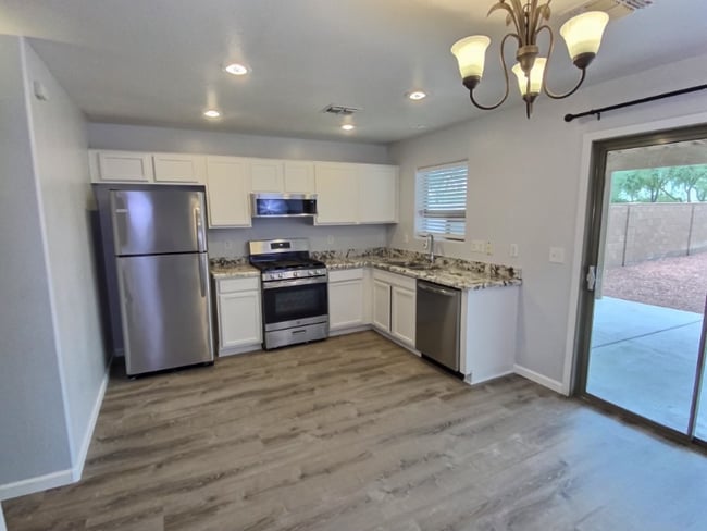 41925 W Sunland Dr