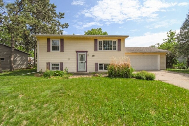 Photo - 201 Maureen Dr House