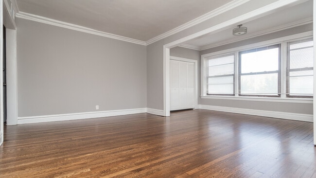 Photo - 1057 W Foster Ave Unit 1