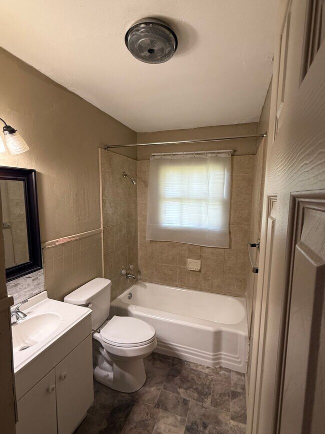 Photo - 3 Bedroom, 1 Bathroom Home for Rent