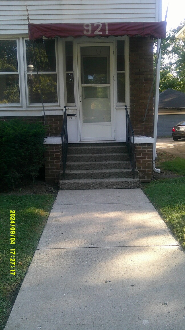 Photo - 921 W 8th St Unit A