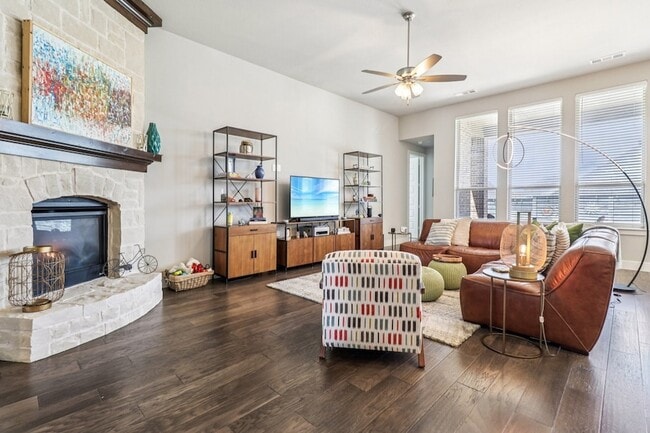 Photo - 847 Longbranch Way